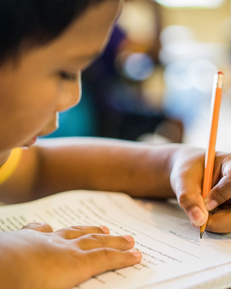 Bambino riceve materiale scolastico