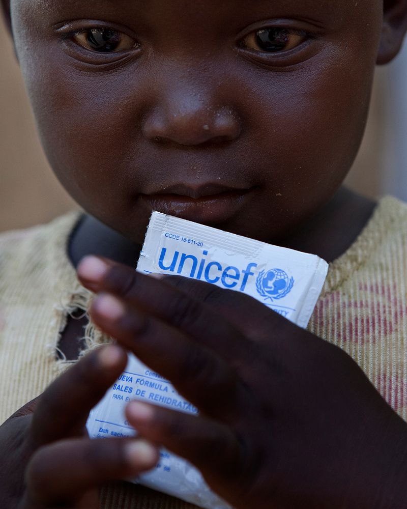 Bambino riceve sali reidratanti per combattere la disidratazione