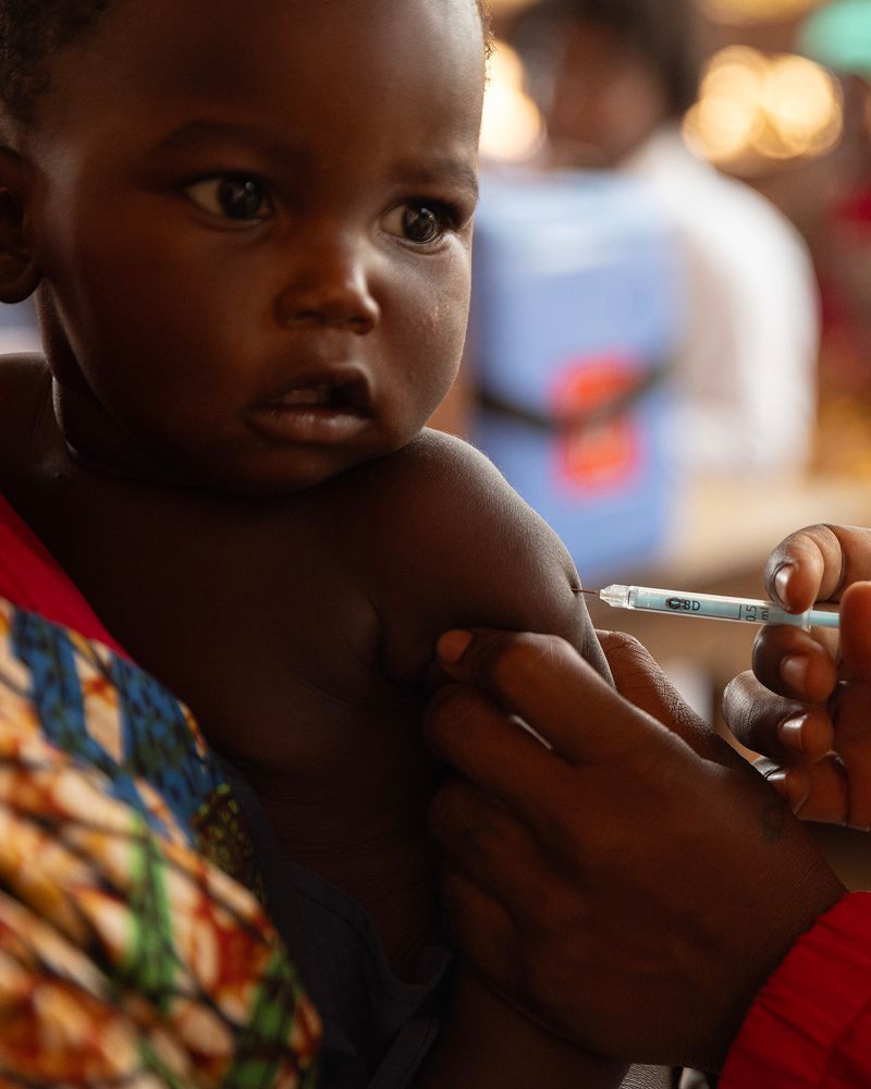Bambino riceve un vaccino contro il morbillo