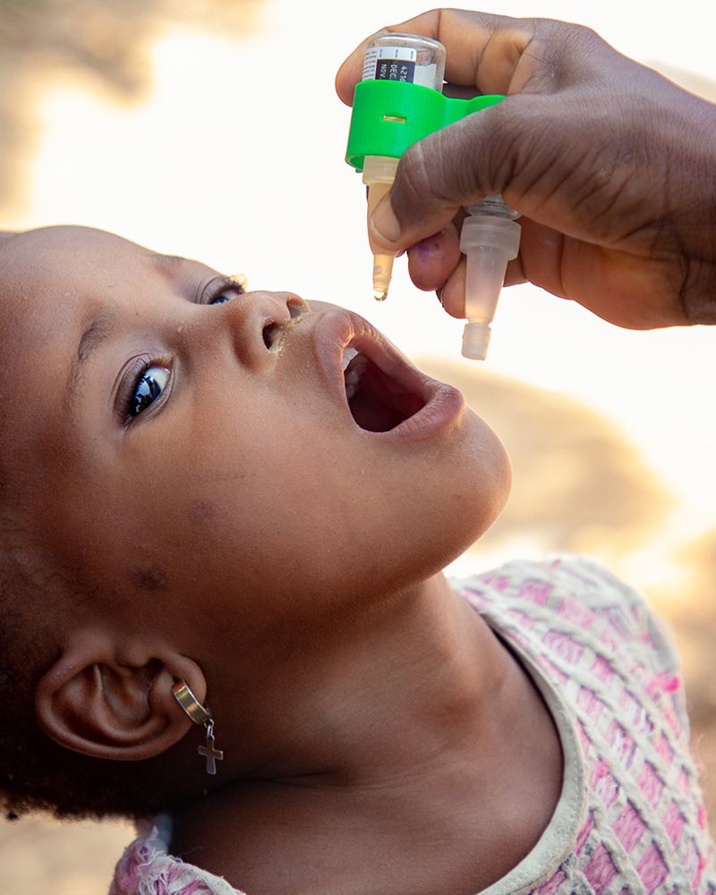 Bambino riceve un vaccino contro la polio