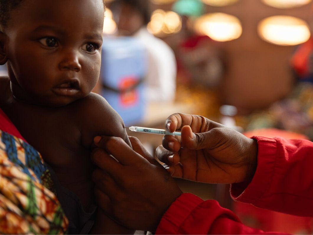 Bambino riceve un vaccino contro il morbillo