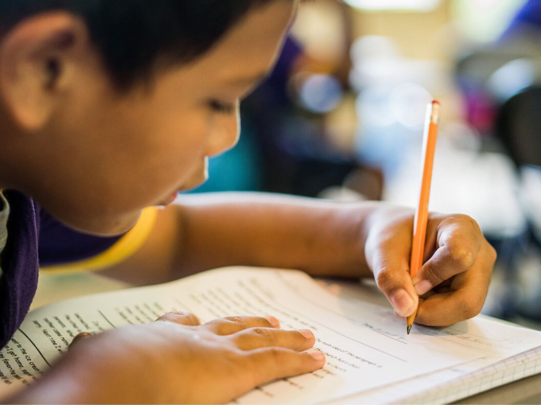 Bambino riceve materiale scolastico