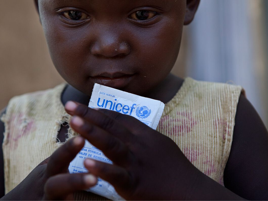 Bambino riceve sali reidratanti per combattere la disidratazione